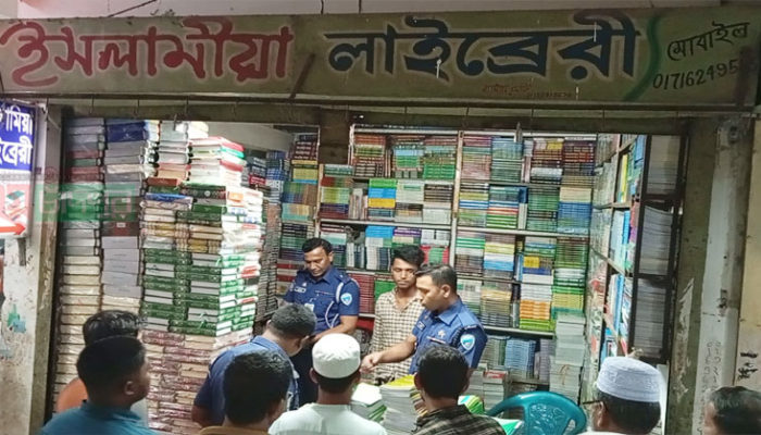 হাজীগঞ্জে মাদ্রাসা শিক্ষার্থীদের মাঝে জামায়াতের বই বিতরন : পুলিশের অভিযান