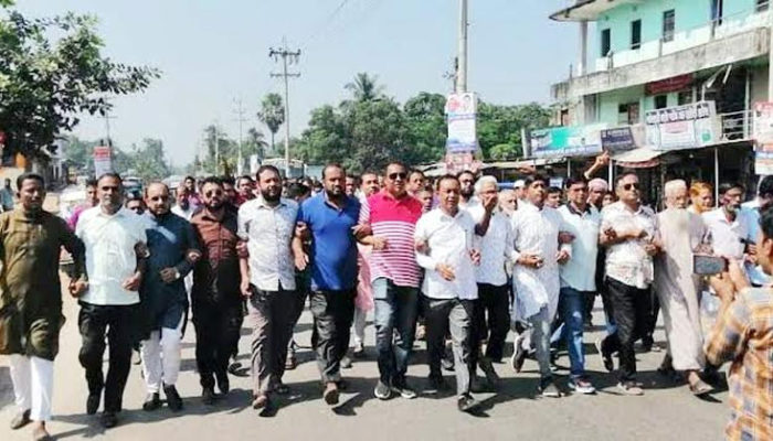 ফরিদগঞ্জে অবরোধের প্রতিবাদে আওয়ামী লীগের বিক্ষোভ মিছিল