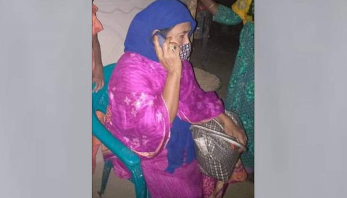 ৫০ বছর বয়সের প্রেমিকা যুবকের বাড়িতে অনশনে