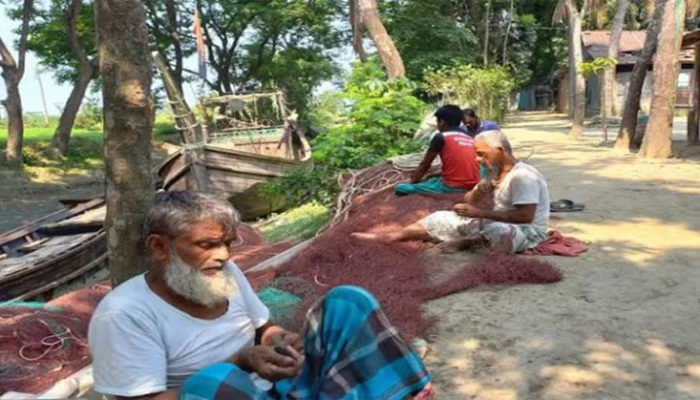 আজ মধ্যরাত থেকে ইলিশ ধরতে নামবেন জেলেরা
