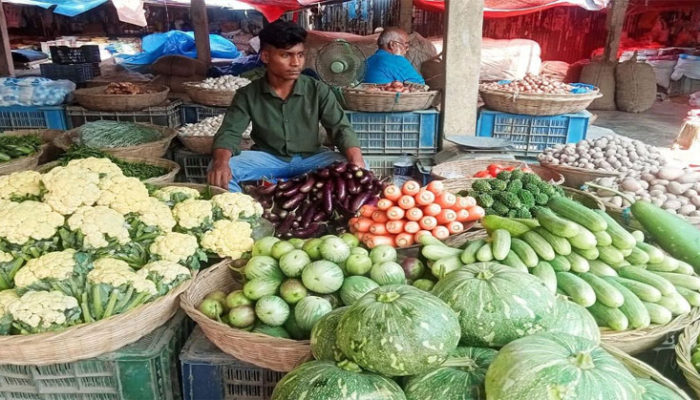 গ্রামীণ হাট-বাজারগুলোতেও লাগামহীন সবজির দাম