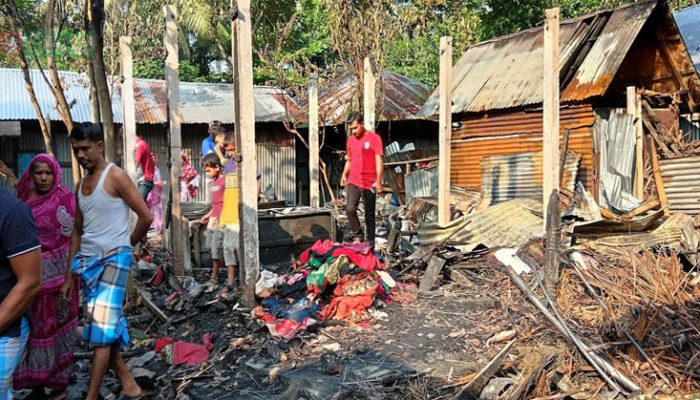 ফরিদগঞ্জে আগুনে পুড়ে বসতঘর ভস্মিভূত
