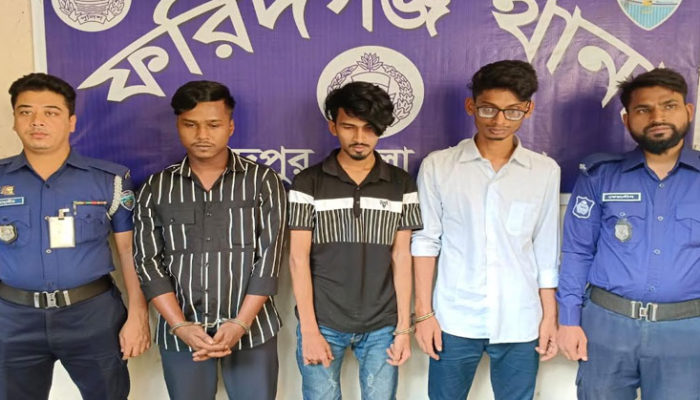 ফরিদগঞ্জে ইজিবাইকসহ চোর চক্রের তিন সদস্য আটক