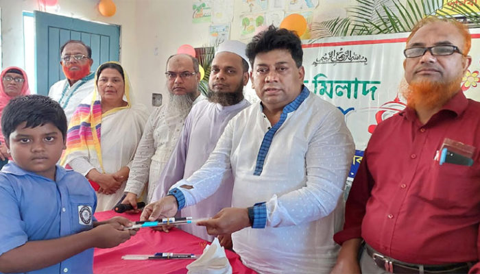 শাহতলীতে দুটি সপ্রাবি’র শিক্ষার্থীদের বিদায় উপলক্ষে শিক্ষা উপকরণ বিতরণ