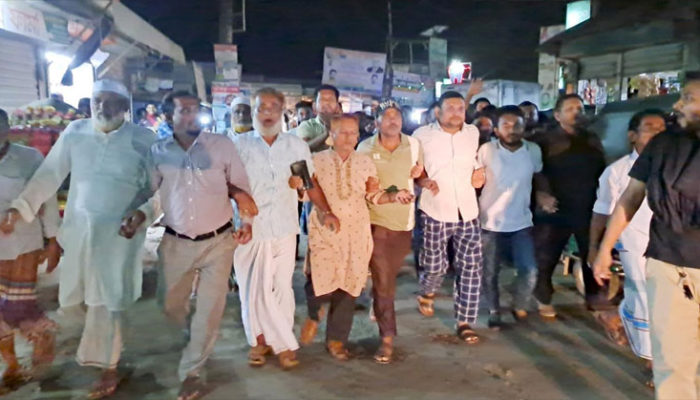 মতলব উত্তরে এমএ কুদ্দুসের পক্ষ থেকে আনন্দ মিছিল ও মিষ্টি বিতরণ