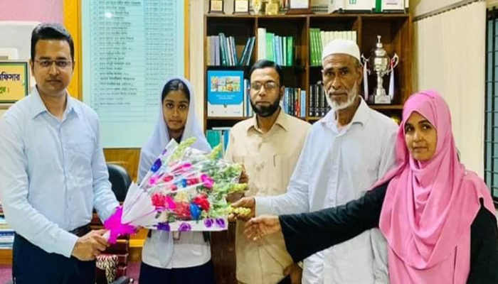কিশোরীর সাহসিকতাকে সংবর্ধনা প্রদান করলো চাঁদপুর সদর ইউএনও সৈকত
