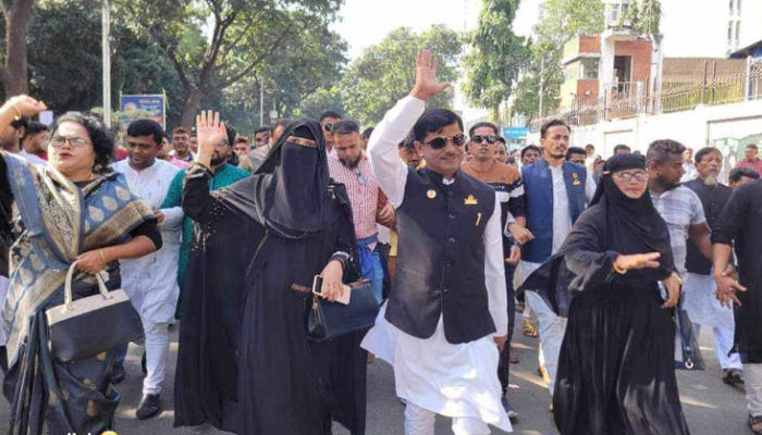 স্বামীর সাথে রাজনীতিতে এগিয়ে আসছেন মায়মুনা জালাল