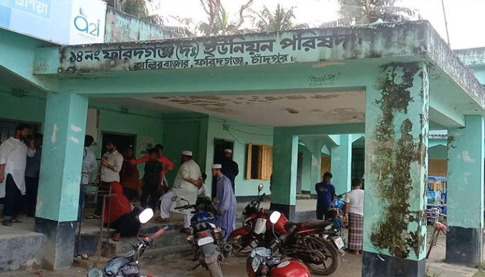 ফরিদগঞ্জে ইউপি সচিব ও চেয়ারম্যান হুকুমে টিসিবির পন্য লুটের অভিযোগ