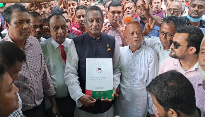চাঁদপুর-২ আসন থেকে আ.লীগের দলীয় মনোনয়ন ফরম জমা দিলেন বীর মুক্তিযোদ্ধা এমএ কুদ্দুস