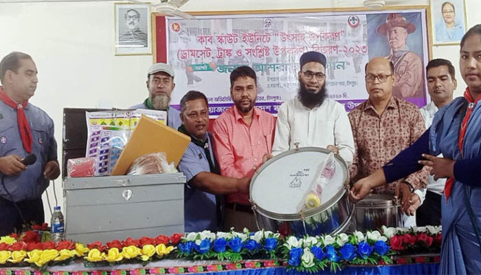 মতলব উত্তরে কাব স্কাউট ইউনিটে উৎসাহ উপকরণ বিতরণ