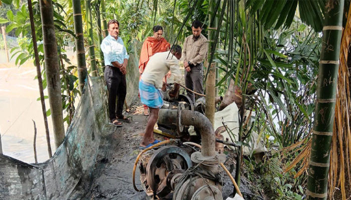 ফরিদগঞ্জে অবৈধ ড্রেজার বিনষ্ট 