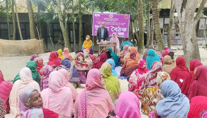 ‘তথ্য আপা’র মহিলাদের ডিজিটাল সেবা কার্যক্রম নিয়ে উঠান বৈঠক