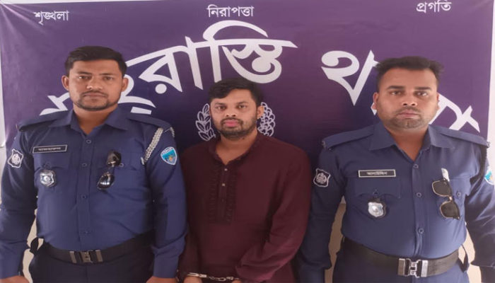 শাহরাস্তিতে ৩ মামলায় অভিযুক্ত রাজু ঢাকা বিমানবন্দরে গ্রেপ্তার