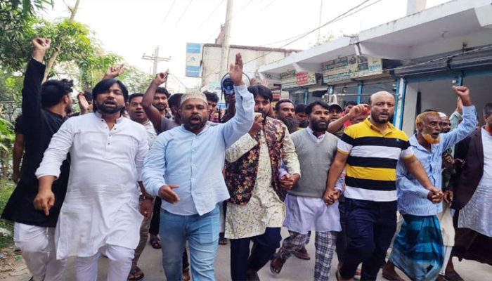আমিনপুর নতুন বাজারে আনন্দ মিছিল ও মিষ্টি বিতরণ