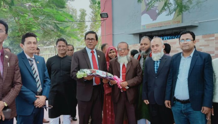 মাউশি’র ডিজিকে জিলানী চিশতী কলেজের পক্ষ থেকে ফুলেল শুভেচ্ছা