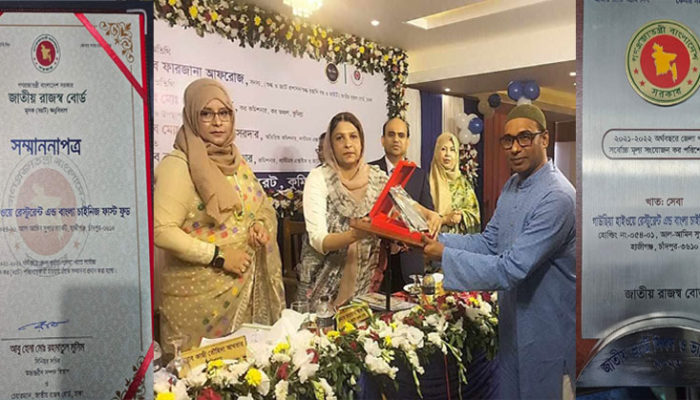  সম্মাননা পেলো হাজীগঞ্জ গাউছিয়া হাইওয়ে রেস্টুরেন্ট