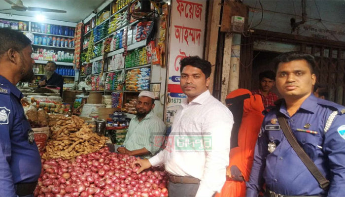 পেঁয়াজ বেশি দামে বিক্রি করায় মতলবে ৪ প্রতিষ্ঠানকে জরিমানা