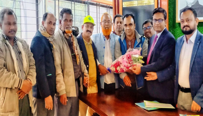 শাহরাস্তি প্রেসক্লাব নেতৃবৃন্দের সঙ্গে নবাগত ইউএনওর ফুলেল শুভেচ্ছা ও মতবিনিময়