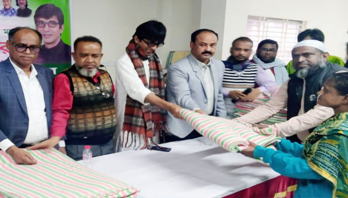 চাঁদপুর শহরের ১০ ওয়ার্ডে সহস্রাধিক মানুষের মাঝে কম্বল বিতরণ