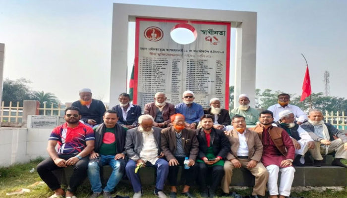 মতলবের ফরাজীকান্দিতে মুক্তিযোদ্ধ’৭১ স্মৃতি স্তম্ভে বিজয় দিবসের শ্রদ্ধা