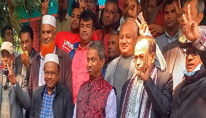শাহরাস্তি মাজার জিয়ারতে মাধ্যামে প্রার্থী শফিকুল আলম ফিরোজের প্রচারণা শুরু