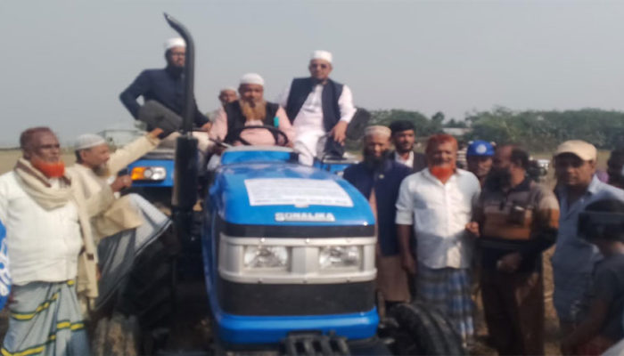 চাঁদপুরে চরাঞ্চলে চাষাবাদে ট্রাক্টর ও পাওয়ার টিলার দিয়ে হাল চাষের উদ্বোধন
