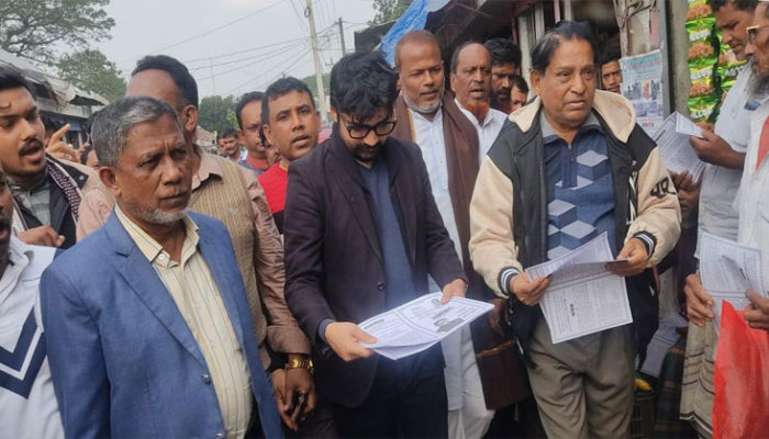 মতলব উত্তরে নৌকার পথসভা ও লিফলেট বিতরণ