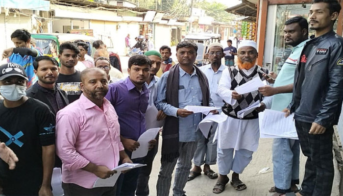 শাহরাস্তিতে নির্বাচন বর্জনের দাবিতে বিএনপির লিফলেট বিতরণ