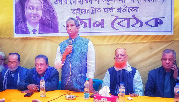 শাহরাস্তিতে স্বতন্ত্রপ্রার্থী ট্রাক প্রতীকের শফিকুল আলম ফিরোজের উঠান বৈঠক 