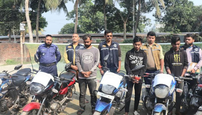 চাঁদপুরে ৫ মটরসাইকেলসহ চোর চক্রের ৩ সদস্য গ্রেফতার