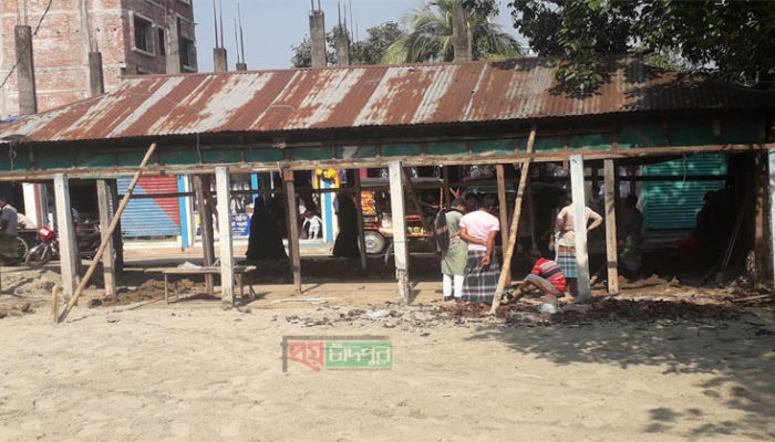 দ্রুতগতিতে এগিয়ে চলছে নারায়ণপুর পৌরসভার অস্থায়ী কার্যালয়ের সংস্কার কাজ