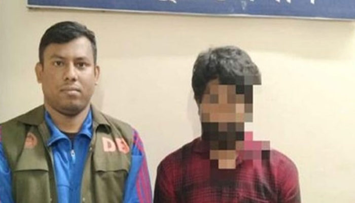 হাজীগঞ্জে গোপনে স্বামী-স্ত্রী অন্তরঙ্গ মূহুর্তের ভিডিও ধারণ করে চাঁদাদাবী, আটক ১