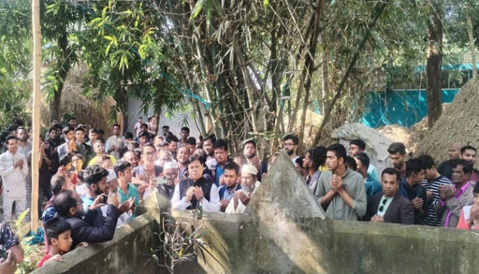 ডক্টর সেলিম মাহমুদ নেতাকর্মীদের নিয়ে ইঞ্জিনিয়ার শাহজালাল পাটোয়ারী সজীবের কবর জিয়ারত