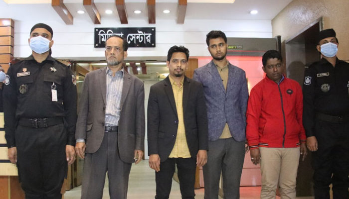 চাকরির বিজ্ঞাপন দিয়ে কোটি টাকা হাতিয়ে নেয়ার অভিযোগে চাঁদপুরের ১জন সহ ৪ সদস্য আটক