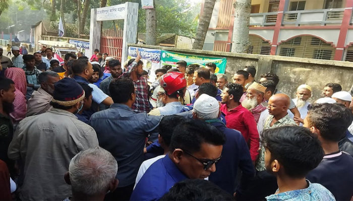 চাঁদপুরে মাদ্রাসা অধ্যক্ষের কক্ষে রহস্যজনক চুরির ঘটনায় উত্তাল পরিস্থিতি নিয়ন্ত্রণে পুলিশ ও বিজিবি
