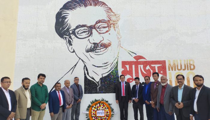 চাঁদপুর সরকারি কলেজে বঙ্গবন্ধু স্মারক-স্তম্ভে মাউশি’র ডিজি’র পুষ্পস্তবক অর্পণ