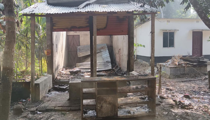 ফরিদগঞ্জে দোকান পুড়ে ছাই 