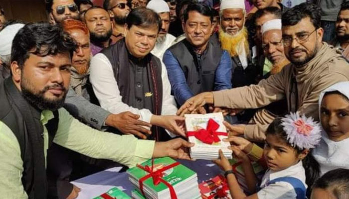 কচুয়ায় বই উৎসবে আনন্দ ও উচ্ছ্বাসে মেতে উঠেন কোমলমতি শিক্ষার্থীরা