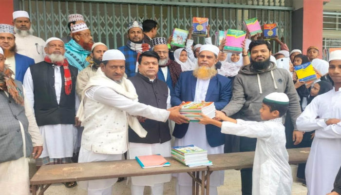 কচুয়ায় নিশ্চিন্তপুর ডিএস কামিল মাদ্রাসায় বই বিতরণ