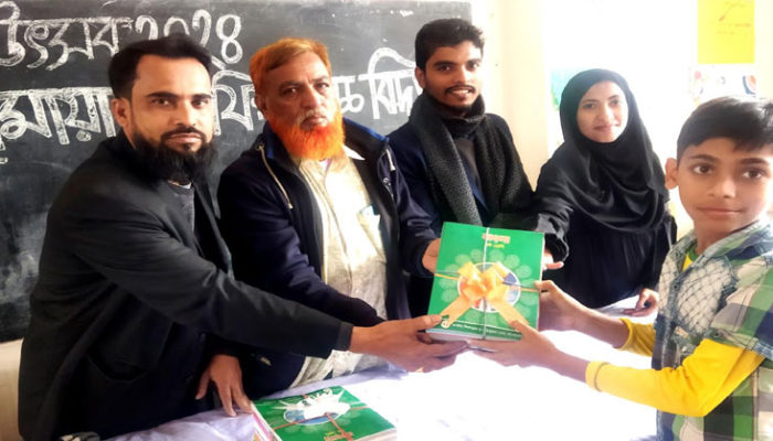 বছরের প্রথমদিনে মহামায়া হানাফিয়া উচ্চ বিদ্যালয়ের শিক্ষার্থীরা পেলো নতুন বই