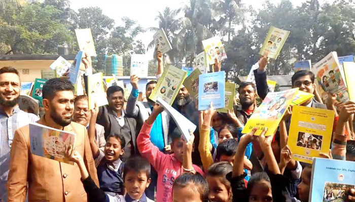 ফরিদগঞ্জে নতুন বইয়ের ঘ্রাণে মাতোয়ারা শিক্ষার্থীরা