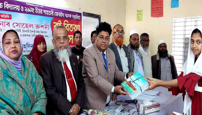 শাহতলী জিলানী চিশতী উবিতে পাঠ্যবই বিতরণ