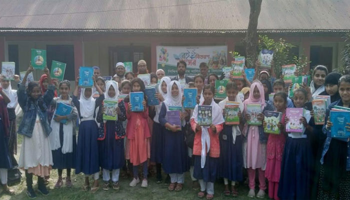 সিদ্দিক বেগম বালিকা উচ্চ বিদ্যালয় নতুন বইয়ের উৎসবে মাতোয়ারা শিক্ষার্থীরা