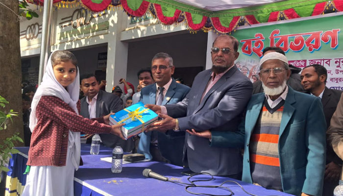 বাবুরহাট উচ্চ বিদ্যালয় ও কলেজে নতুন বছরের বই বিতরণ উৎসব