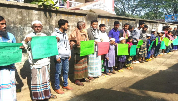 চাঁদপুরের হোছাইনপুর আলিম মাদ্রাসা অধ্যক্ষের বিরুদ্ধে এলাকাবাসীর মানববন্ধন