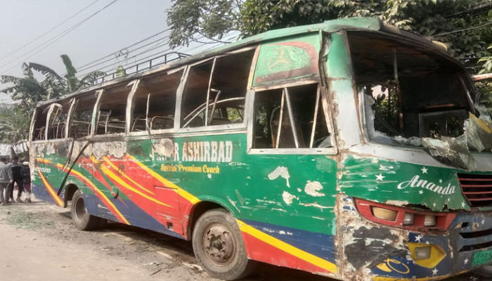চাঁদপুরে পুলিশের ভাড়া করা বাসে আগুন, চালকসহ দুইজন আহত