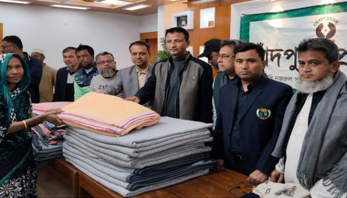 চাঁদপুর প্রেসক্লাবের শীতবস্ত্র বিতরণ