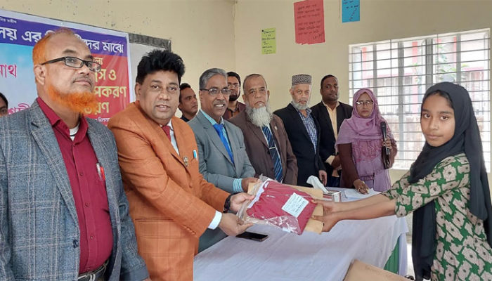 জিলানী চিশতী উবির শিক্ষার্থীদের স্কুল ড্রেস ও শিক্ষা উপকরণ বিতরণ