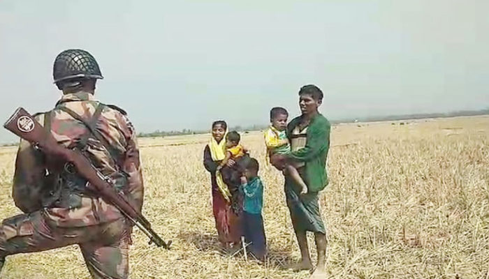 ঘরছাড়া ৩ গ্রামের মানুষ, সীমান্তে জড়ো হচ্ছেন রোহিঙ্গারা