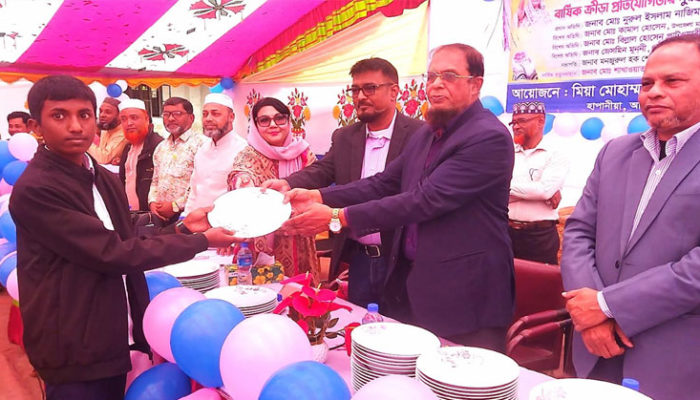 চাঁদপুরের এম এম নুরুল হক উবি’র এসএসসি পরীক্ষার্থীদের বিদায় ও পুরষ্কার বিতরণ সম্পন্ন